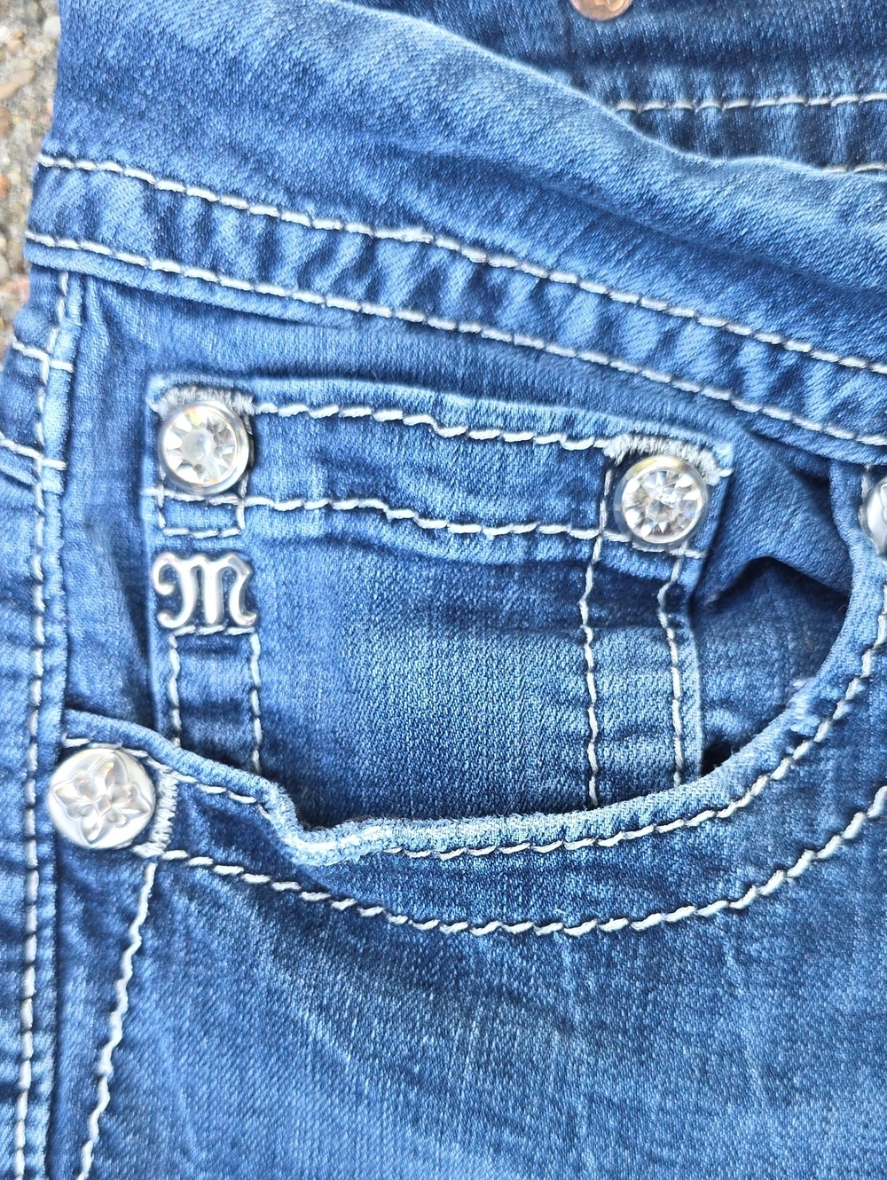 Miss Me Mid Rise Easy Straight Leg Embellished Angel Wings Denim Jeans Size 32 - Picture 8 of 14